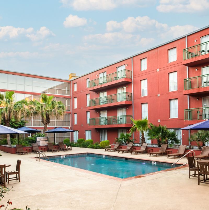 Courtyard Warehouse Arts District Hotel